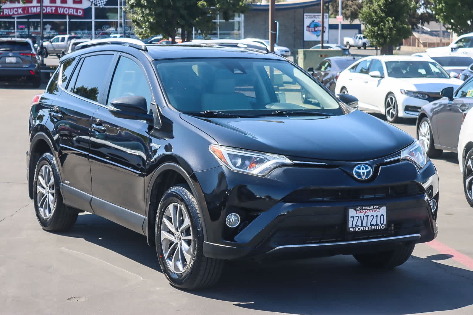 Thumbnail: 2017 Toyota RAV4 - 5