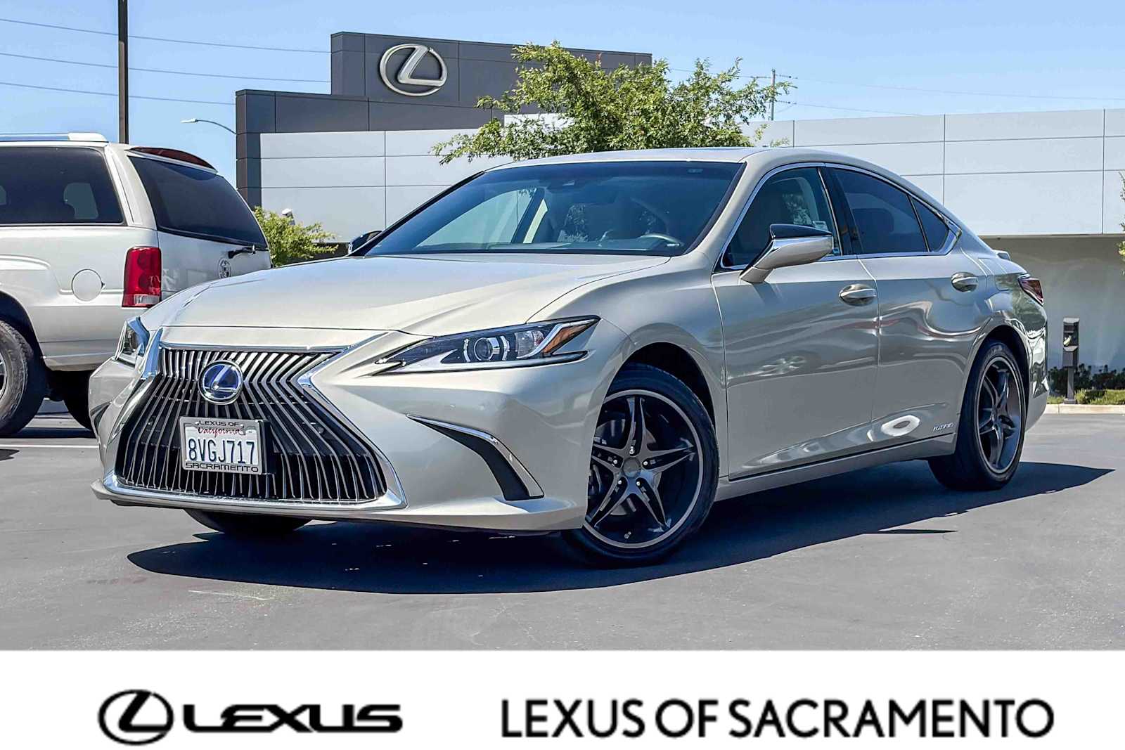 2021 Lexus ES 300h 300h's photo