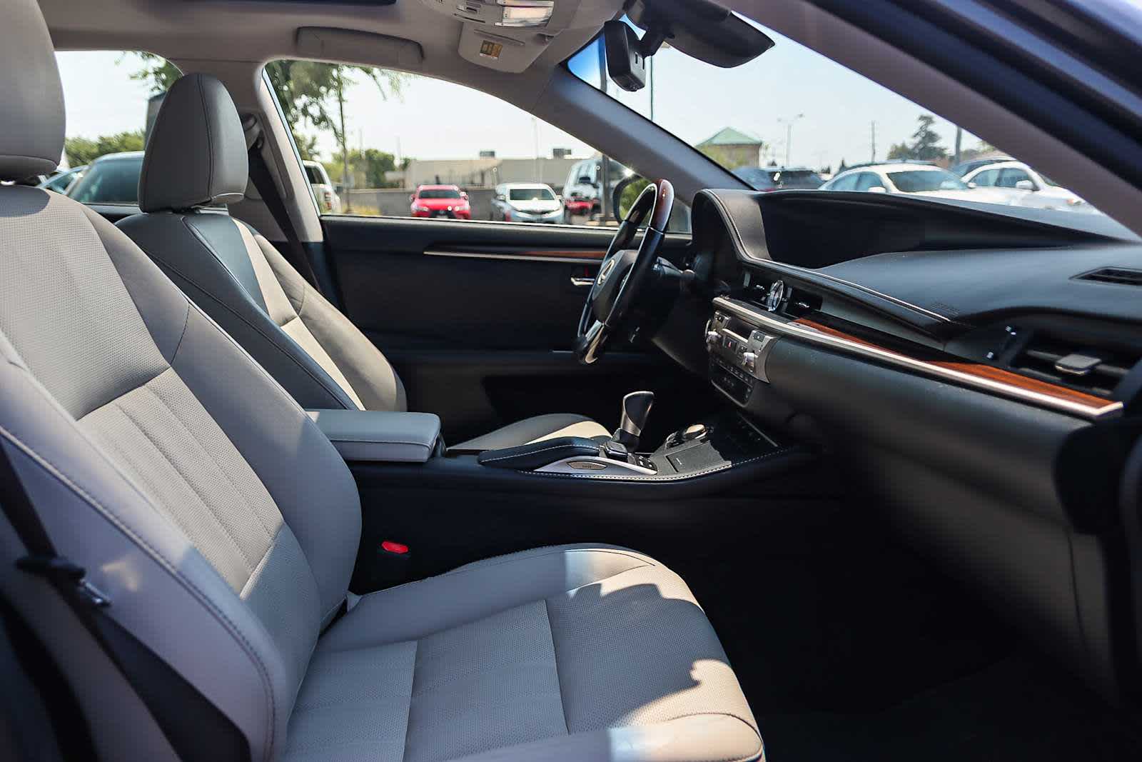Thumbnail: 2017 Lexus ES - 26