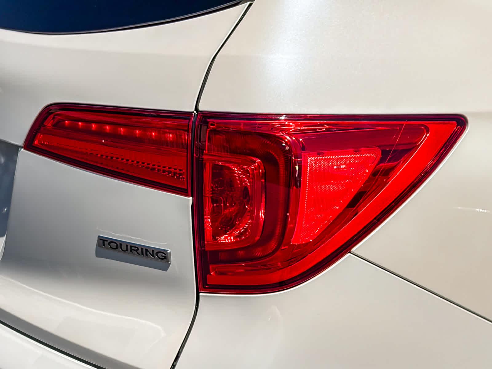 2018 Honda Pilot Touring FWD photo 3