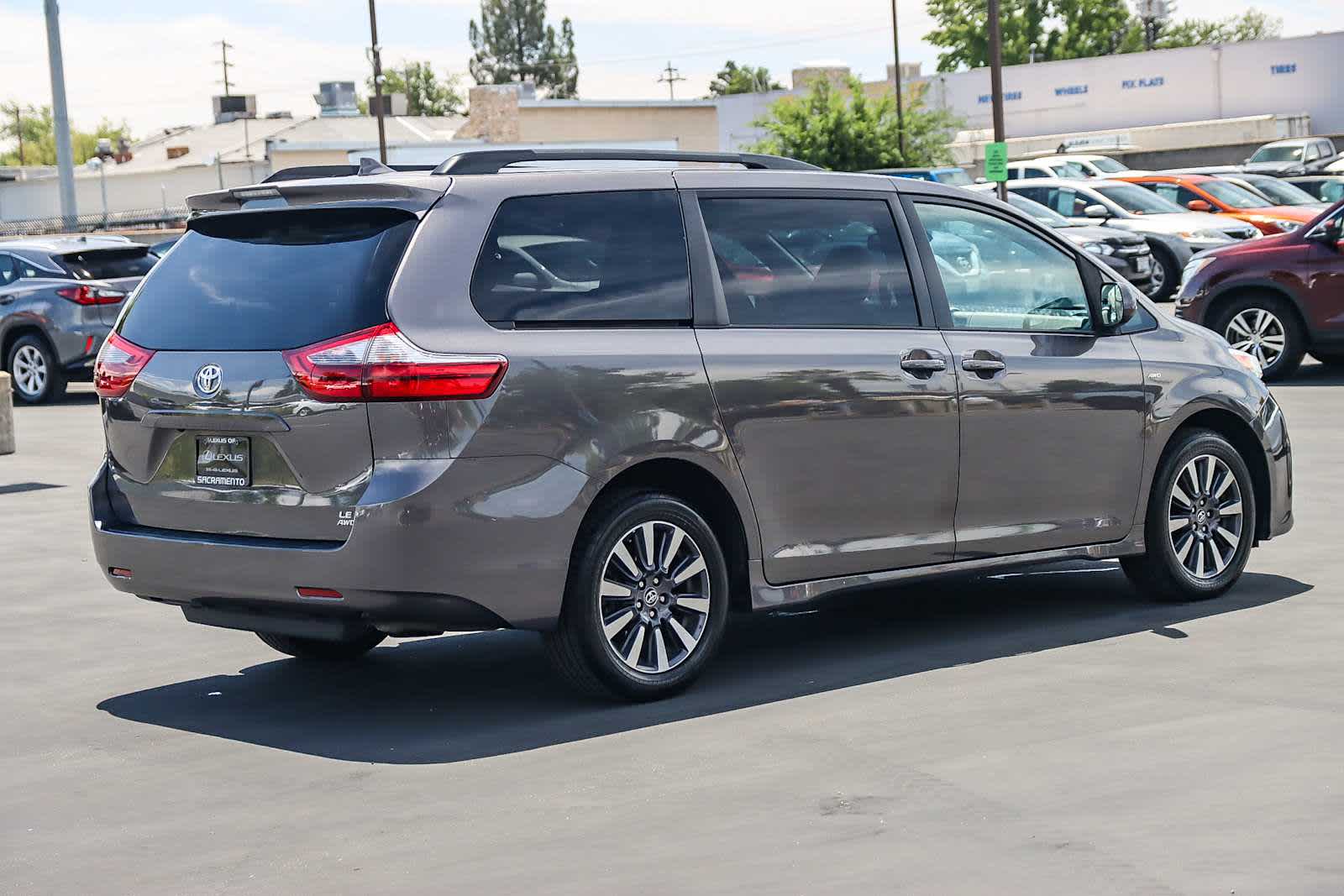 Thumbnail: 2020 Toyota Sienna - 8