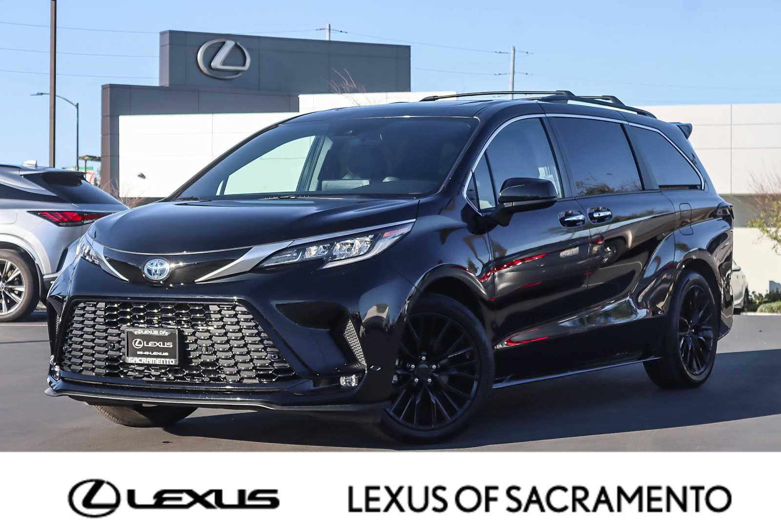 2023 Toyota Sienna XSE's photo