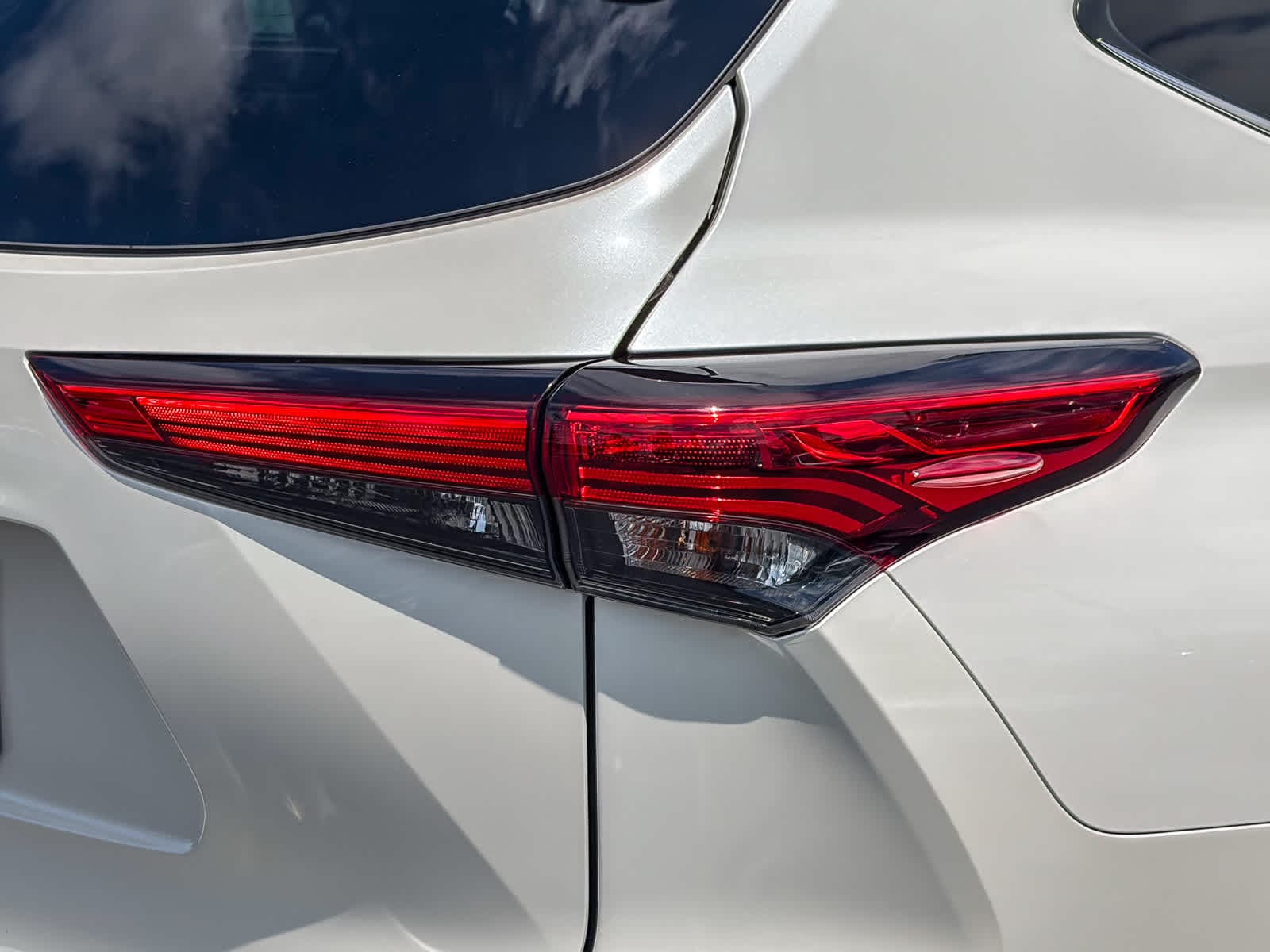 2021 Toyota Highlander XLE photo 3