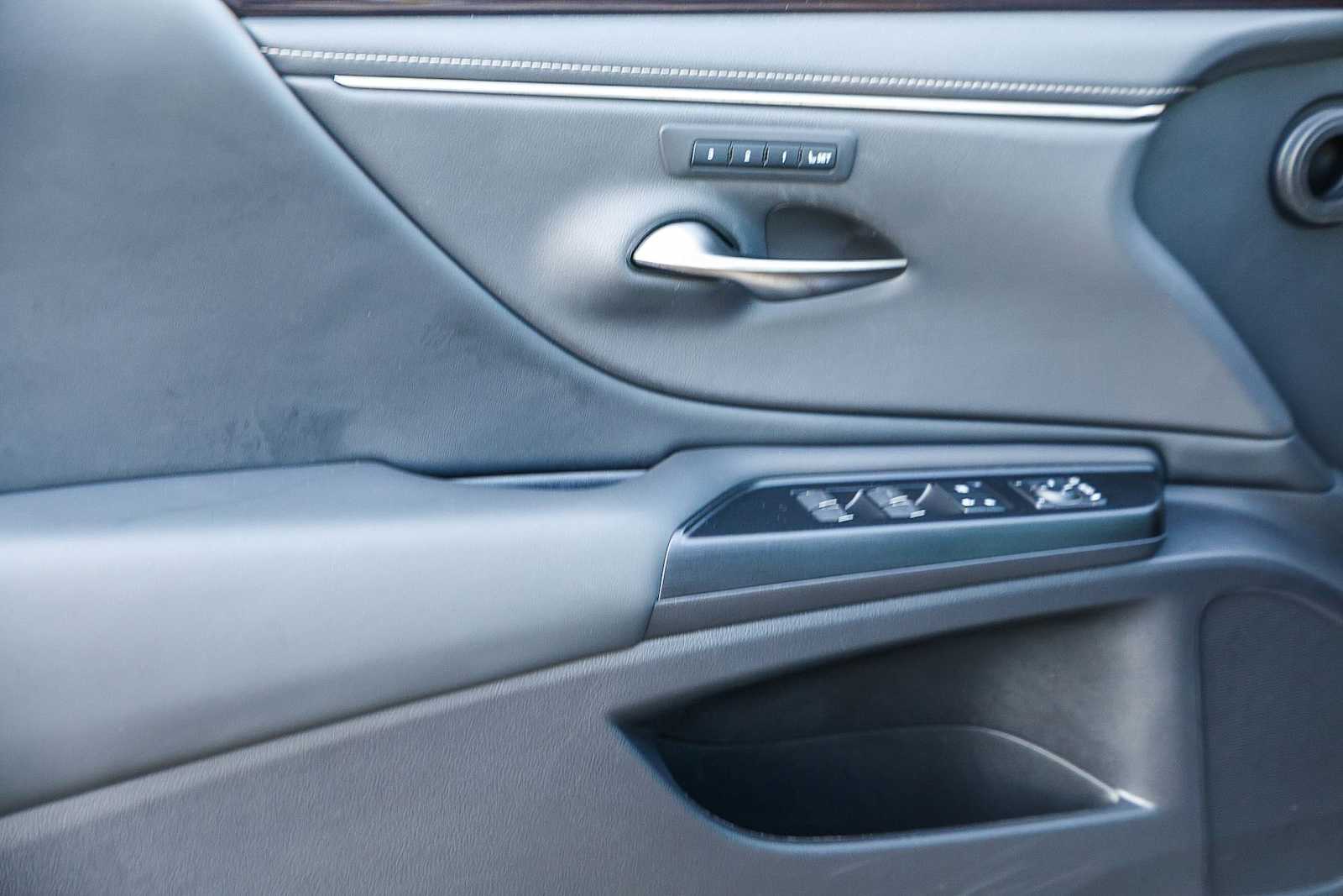Thumbnail: 2021 Lexus ES - 22