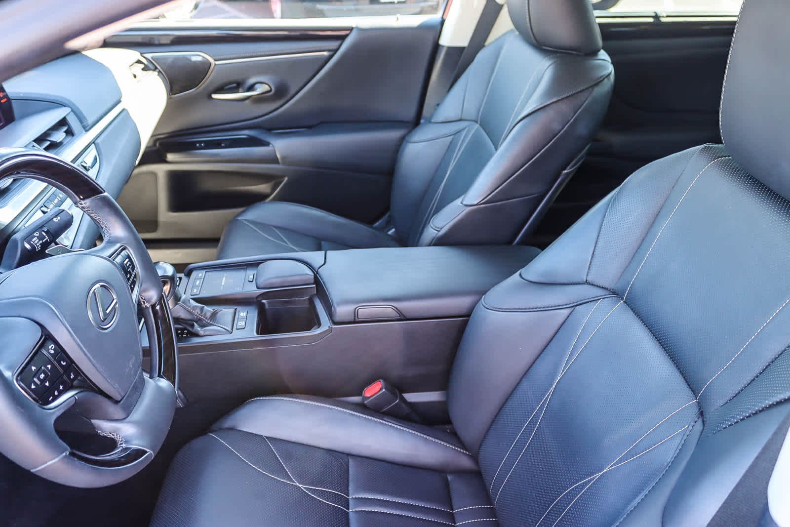 Thumbnail: 2021 Lexus ES - 17