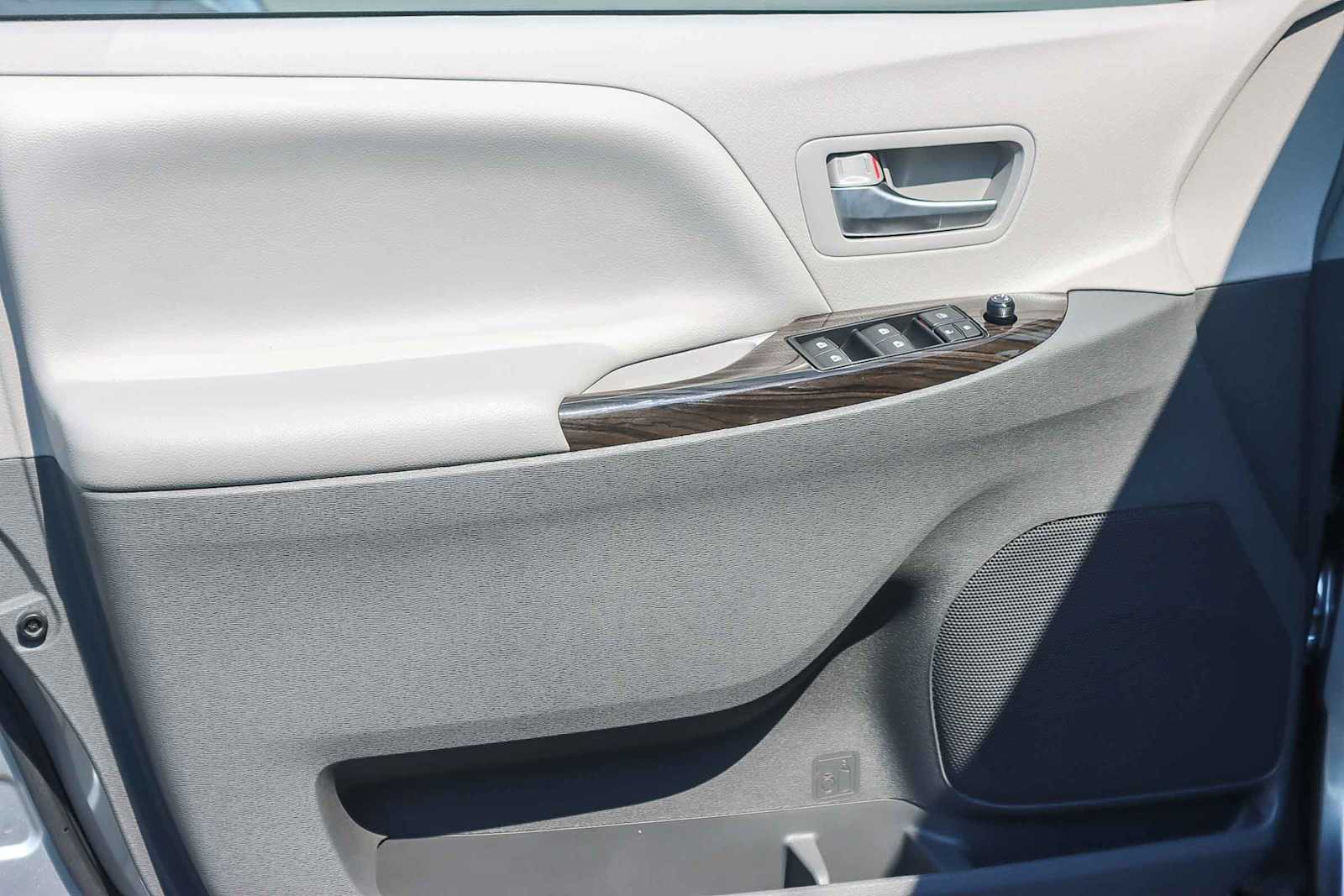 Thumbnail: 2016 Toyota Sienna - 19