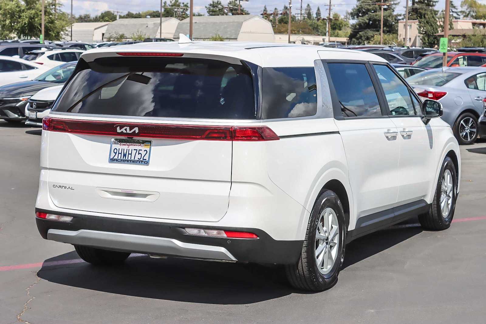 2024 Kia Carnival LX photo 3