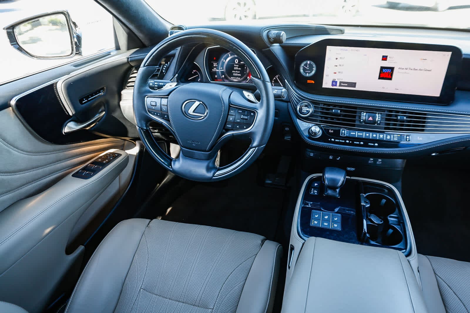 Thumbnail: 2023 Lexus LS - 15
