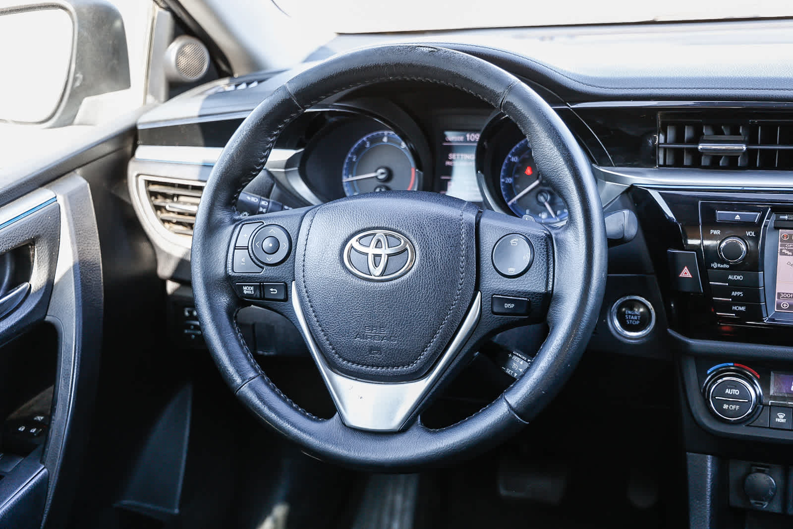 Thumbnail: 2015 Toyota Corolla - 18