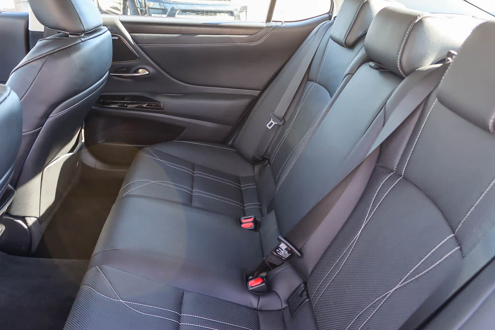 Thumbnail: 2022 Lexus ES - 17