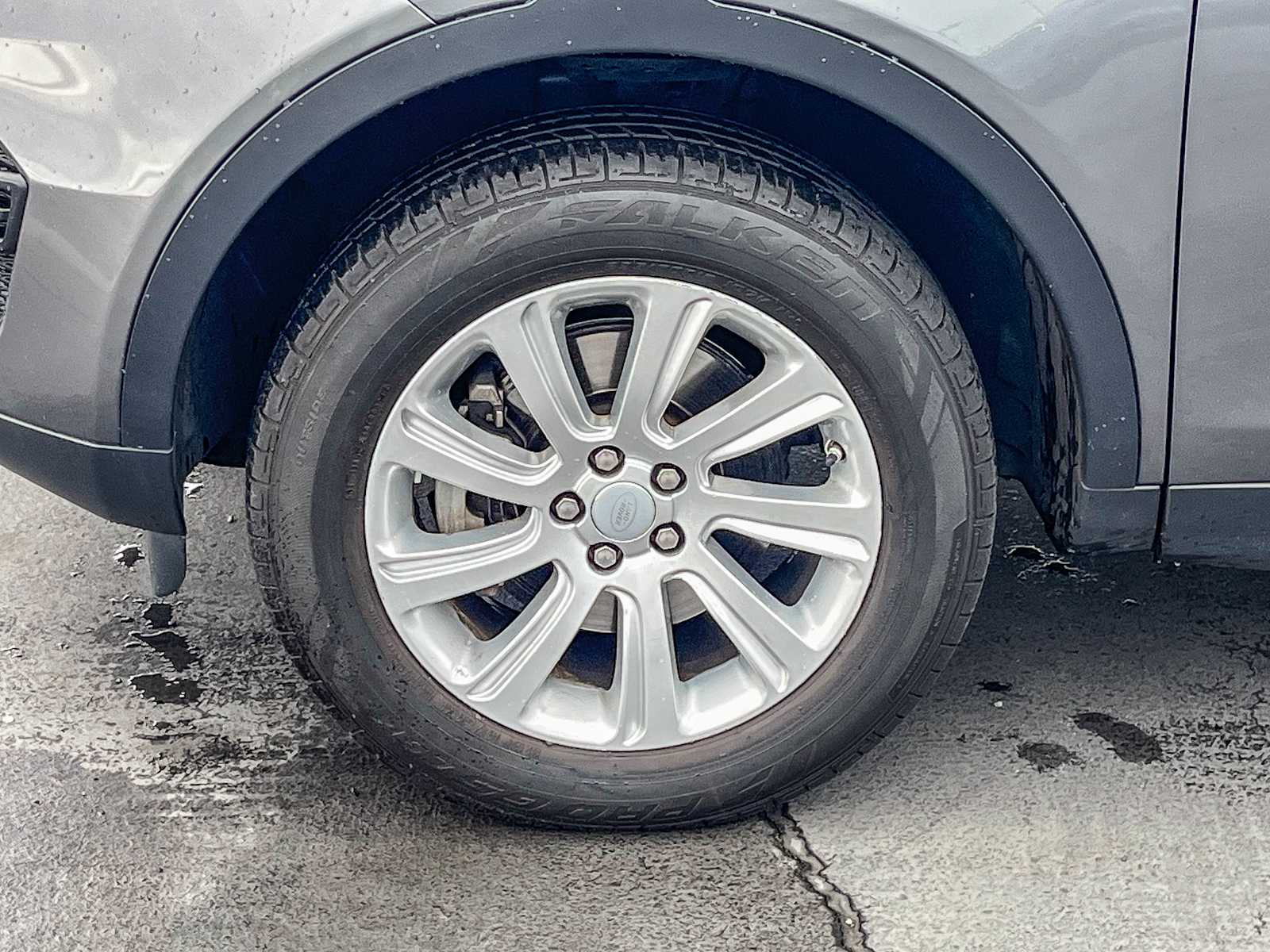 Thumbnail: 2017 Land Rover Discovery Sport - 9