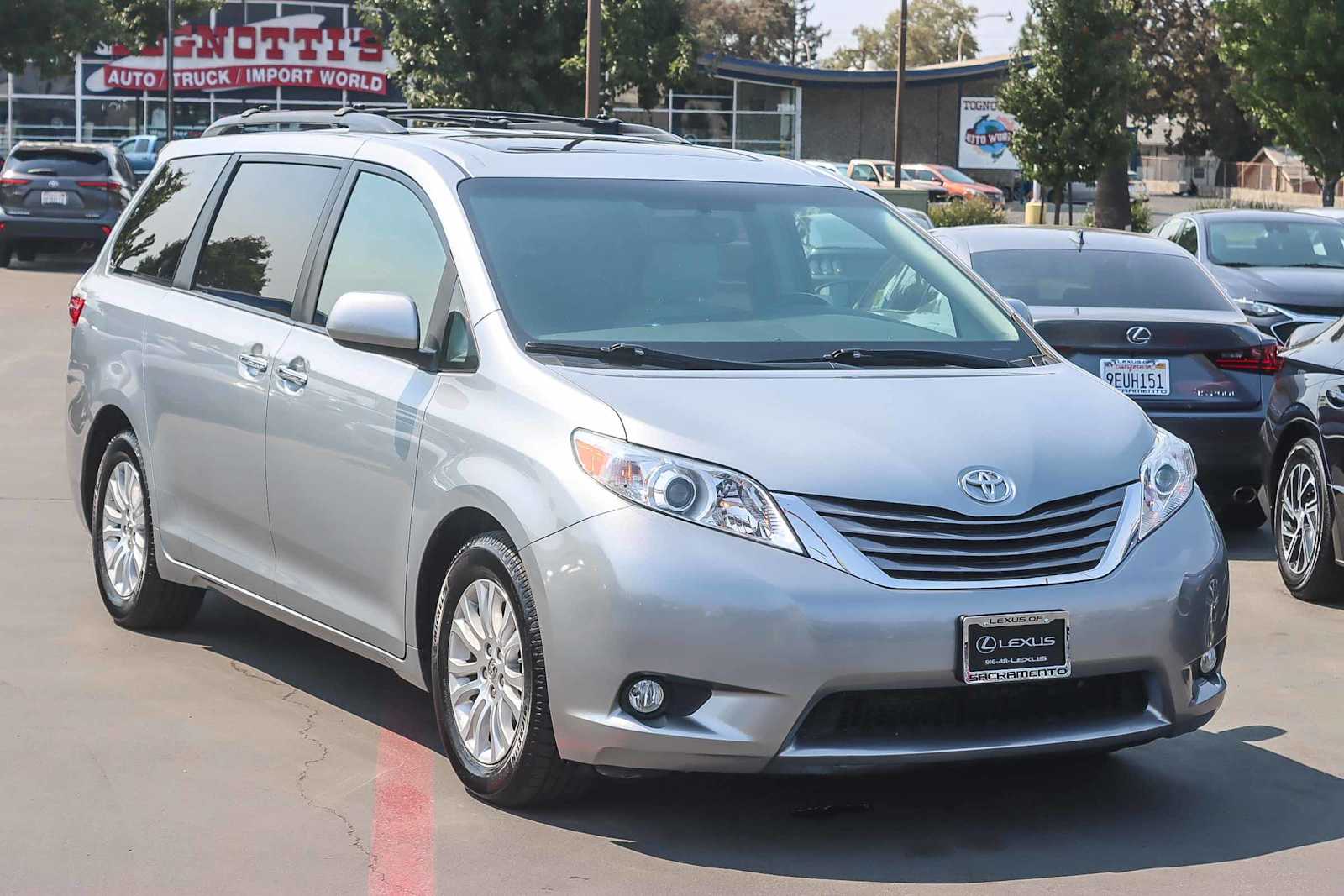 Thumbnail: 2016 Toyota Sienna - 5