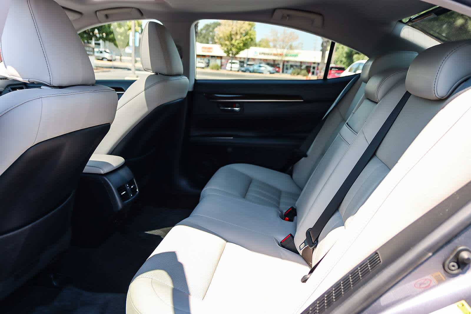 Thumbnail: 2017 Lexus ES - 28