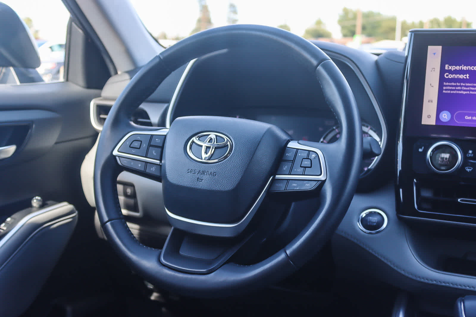 Thumbnail: 2023 Toyota Highlander - 14