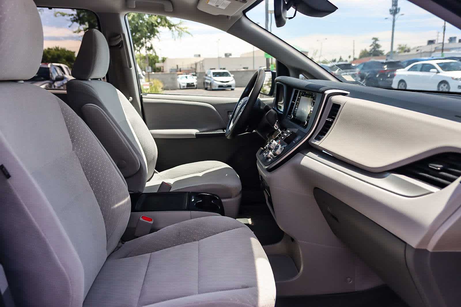 Thumbnail: 2020 Toyota Sienna - 25