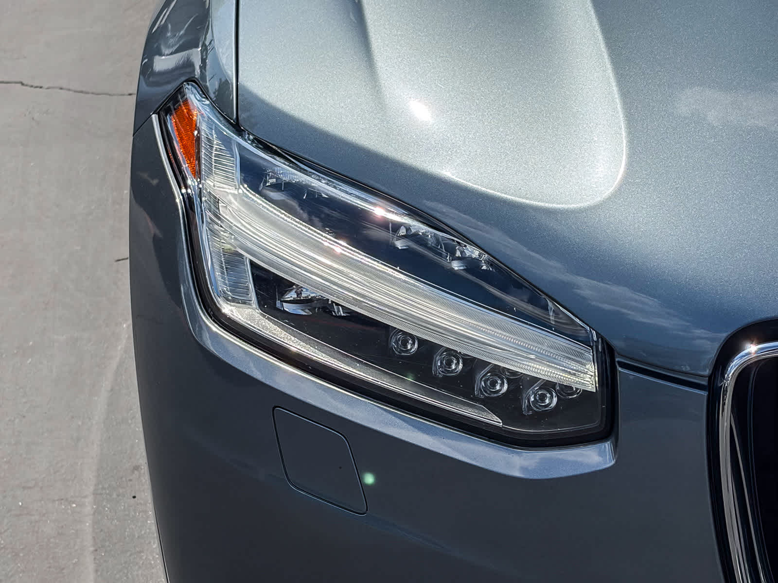 2020 Volvo XC90 T6 Momentum 7 Passenger photo 6