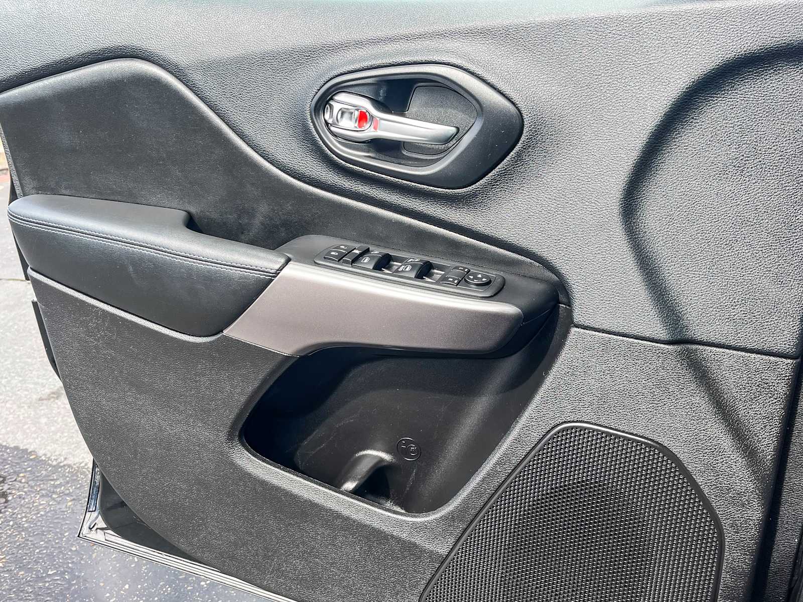 Thumbnail: 2019 Jeep Cherokee - 19