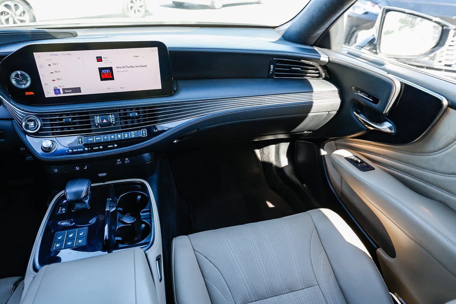 Thumbnail: 2023 Lexus LS - 16