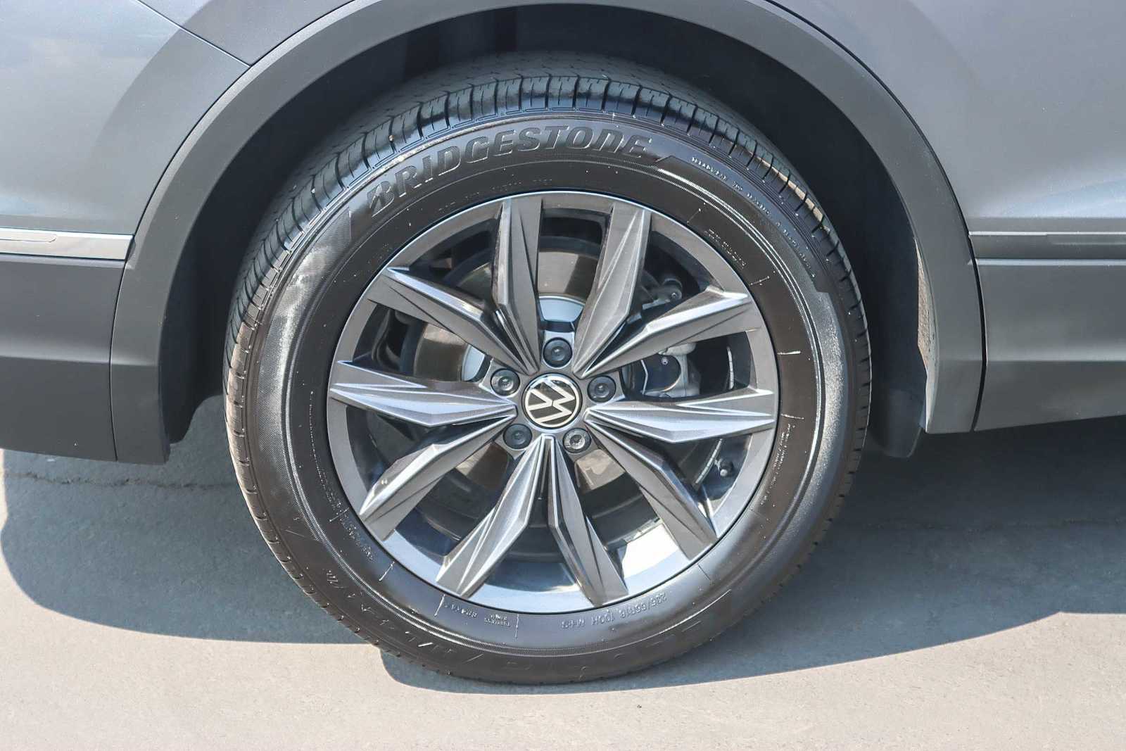 Thumbnail: 2022 Volkswagen Tiguan - 10