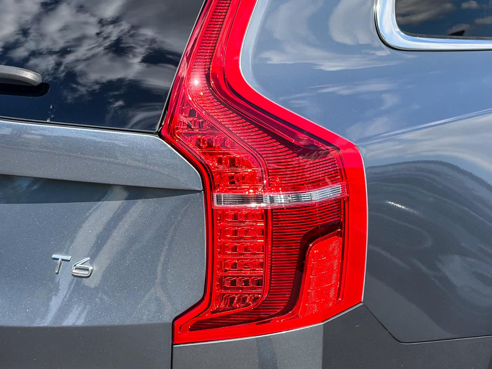 2020 Volvo XC90 T6 Momentum 7 Passenger photo 3