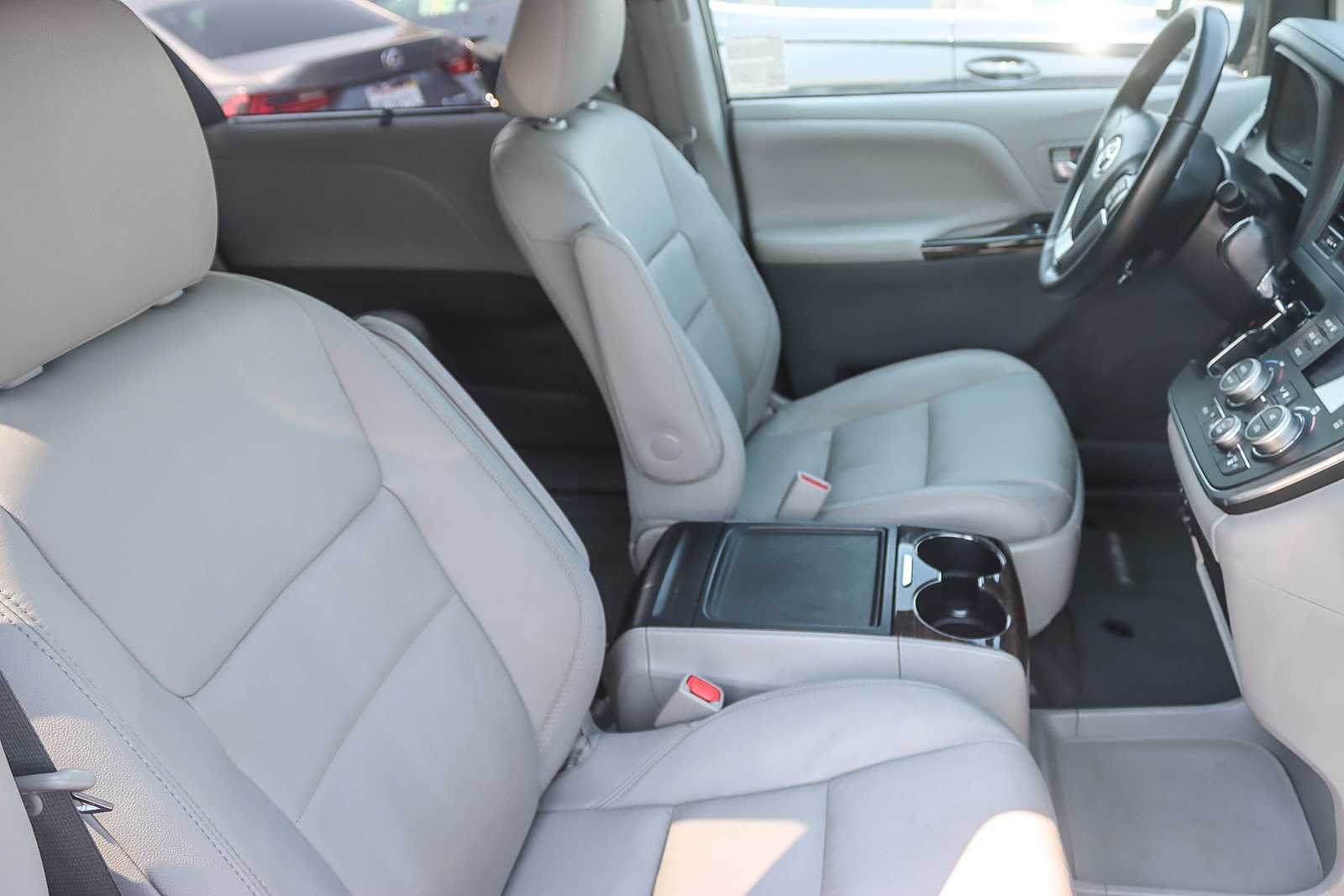 Thumbnail: 2016 Toyota Sienna - 15
