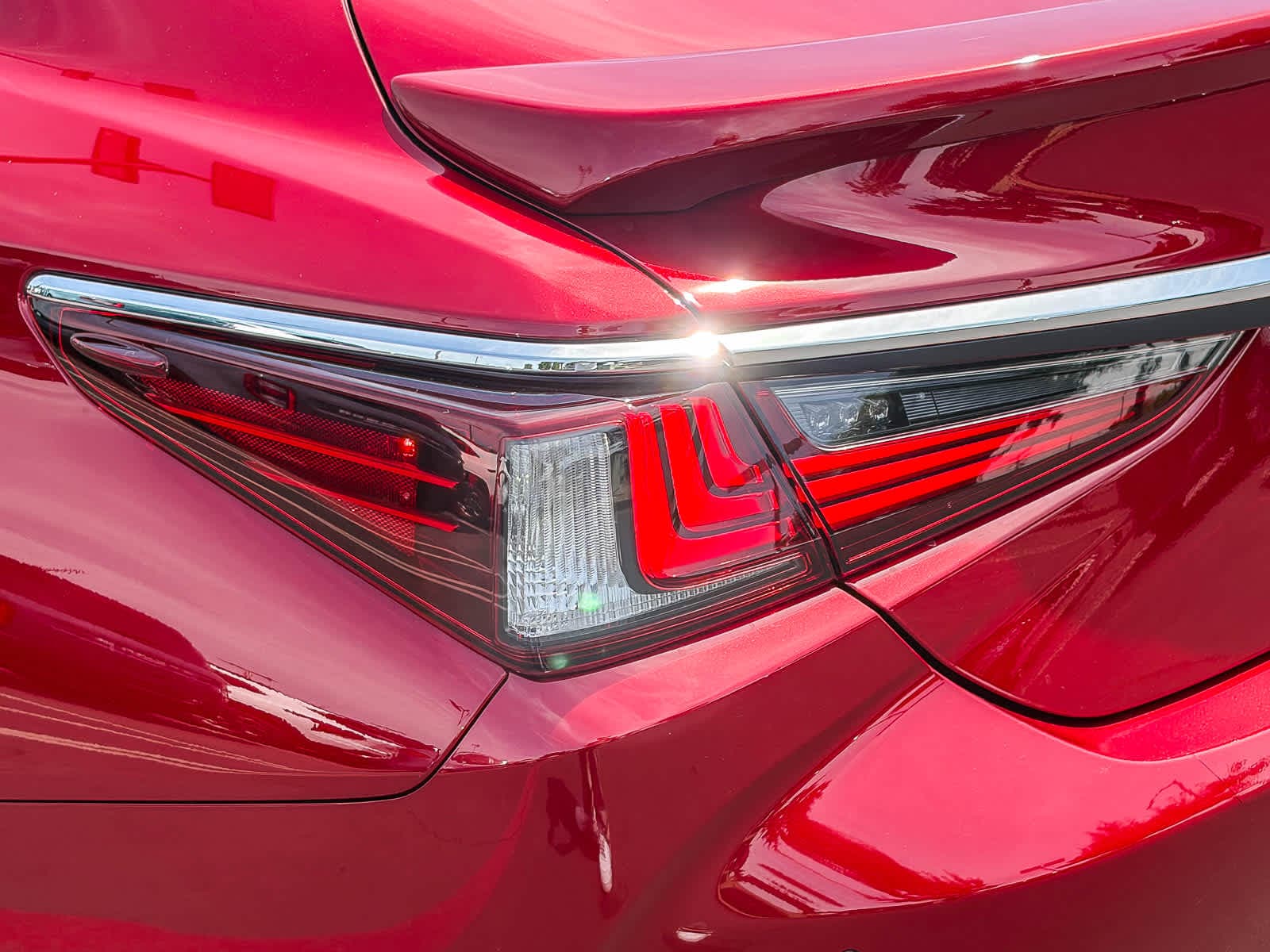 2024 LEXUS ES 300h Luxury photo 3