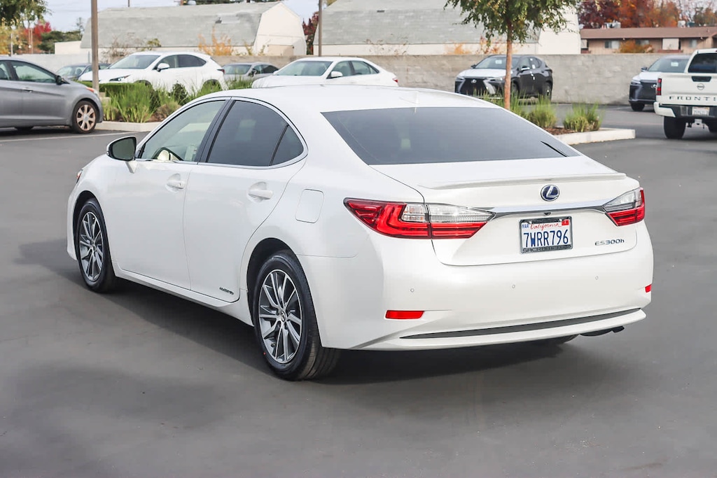 Used 2017 Lexus ES 300h Sedan