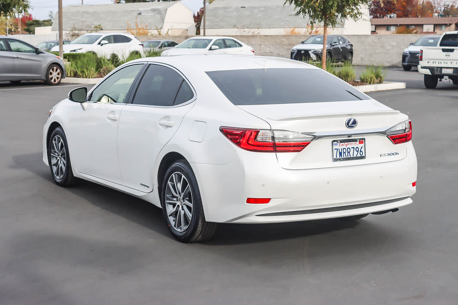 2017 Lexus ES 300h photo 2