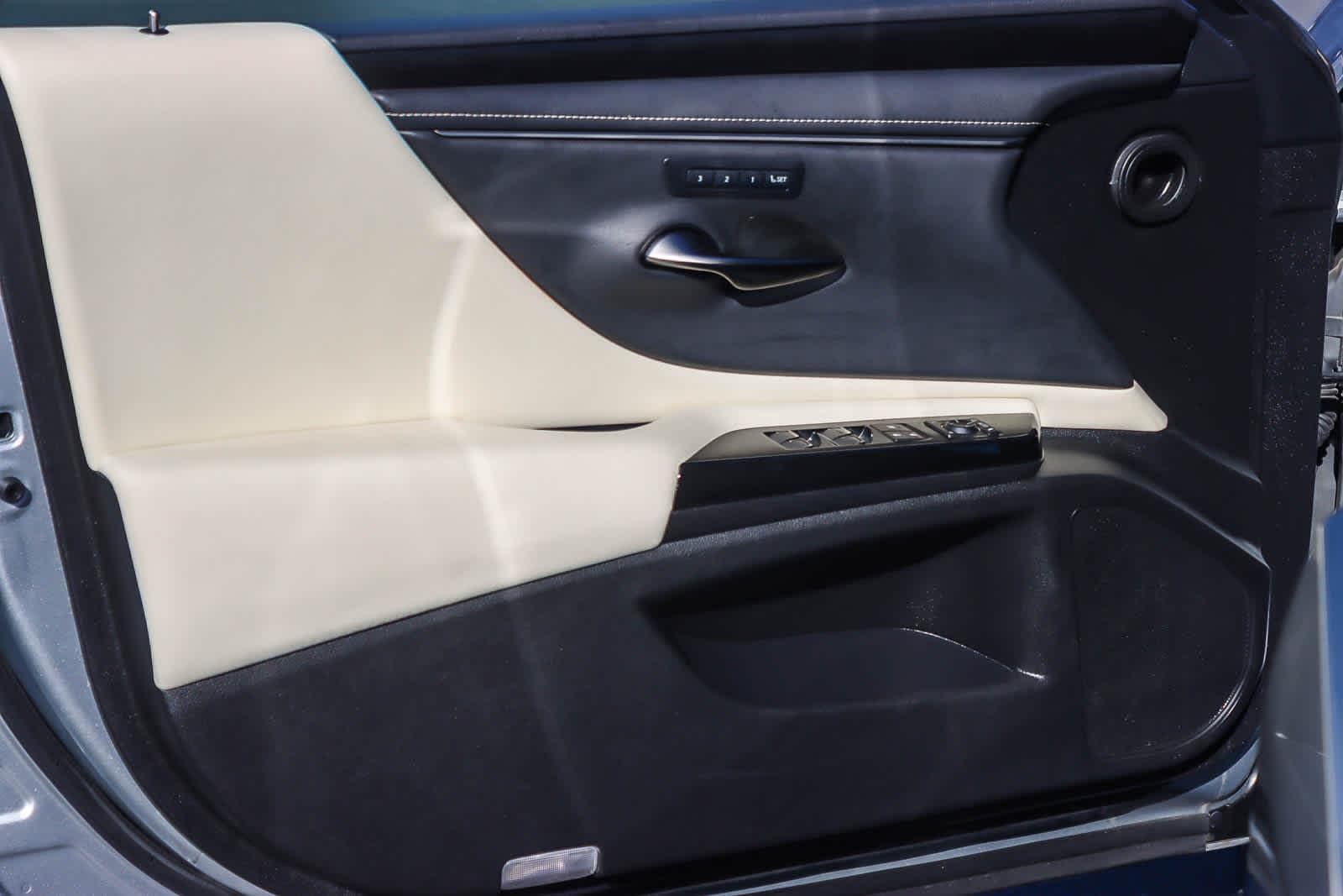 Thumbnail: 2022 Lexus ES - 20