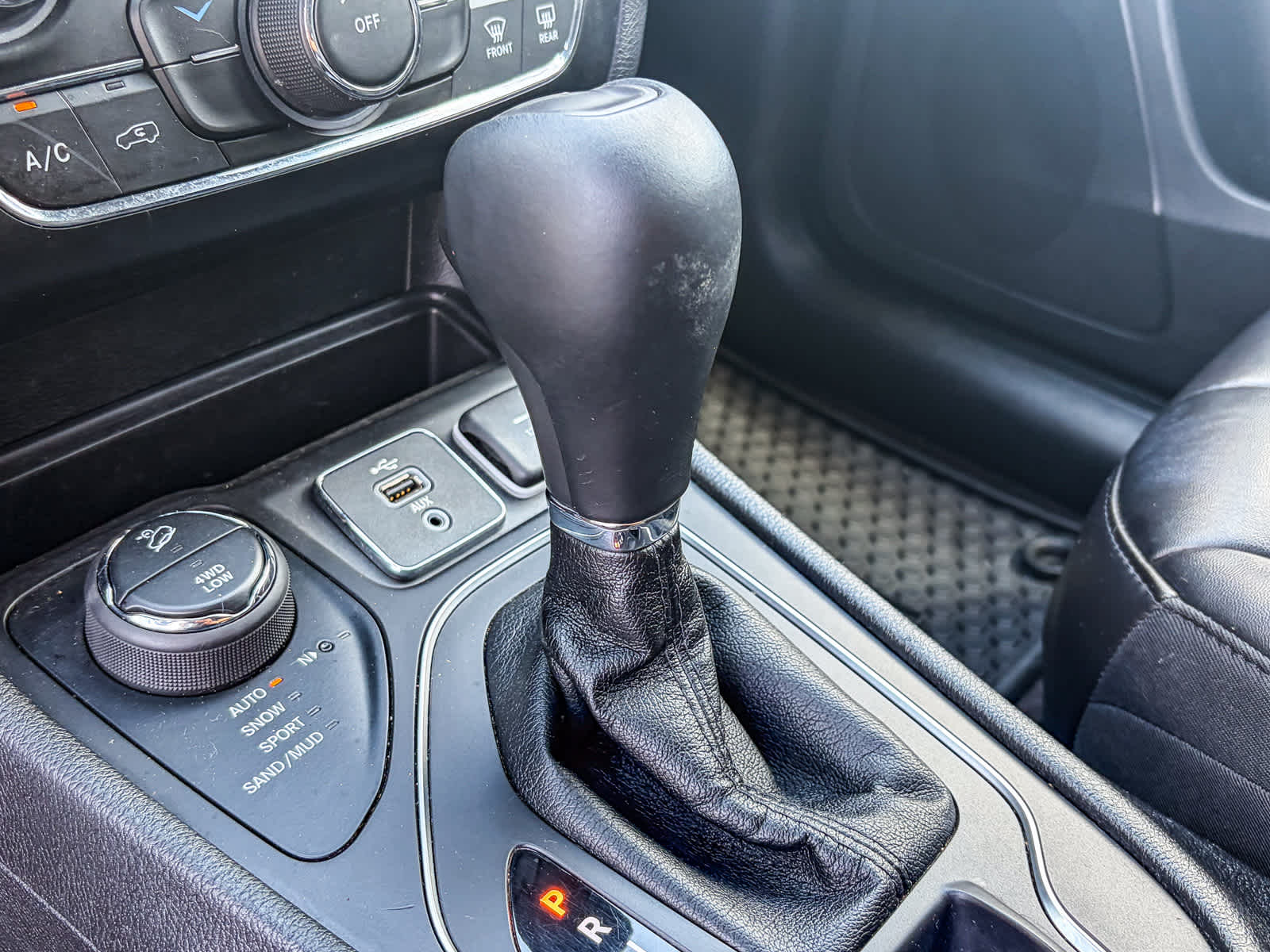 Thumbnail: 2019 Jeep Cherokee - 18