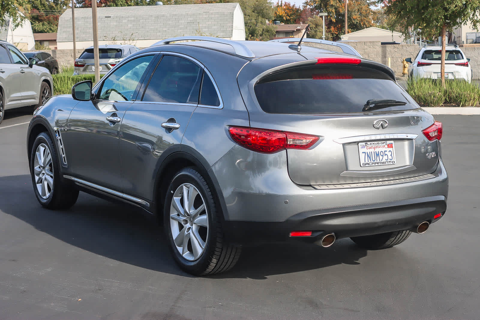 2015 Infiniti QX70 photo 2