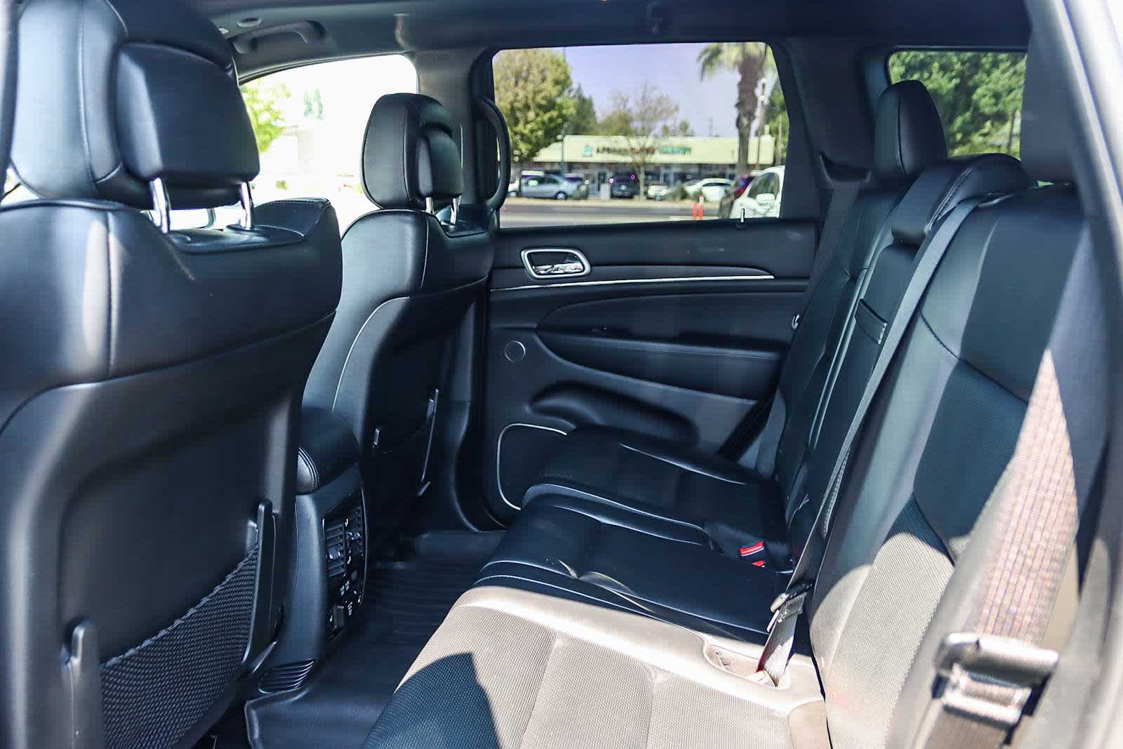 Thumbnail: 2018 Jeep Grand Cherokee - 28