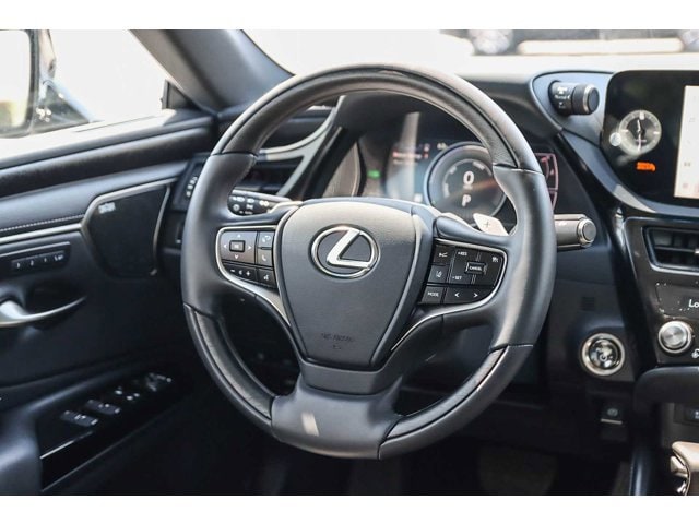 Thumbnail: 2025 Lexus ES - 17
