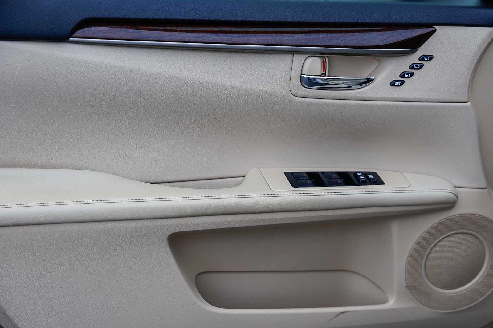 Thumbnail: 2013 Lexus ES - 21