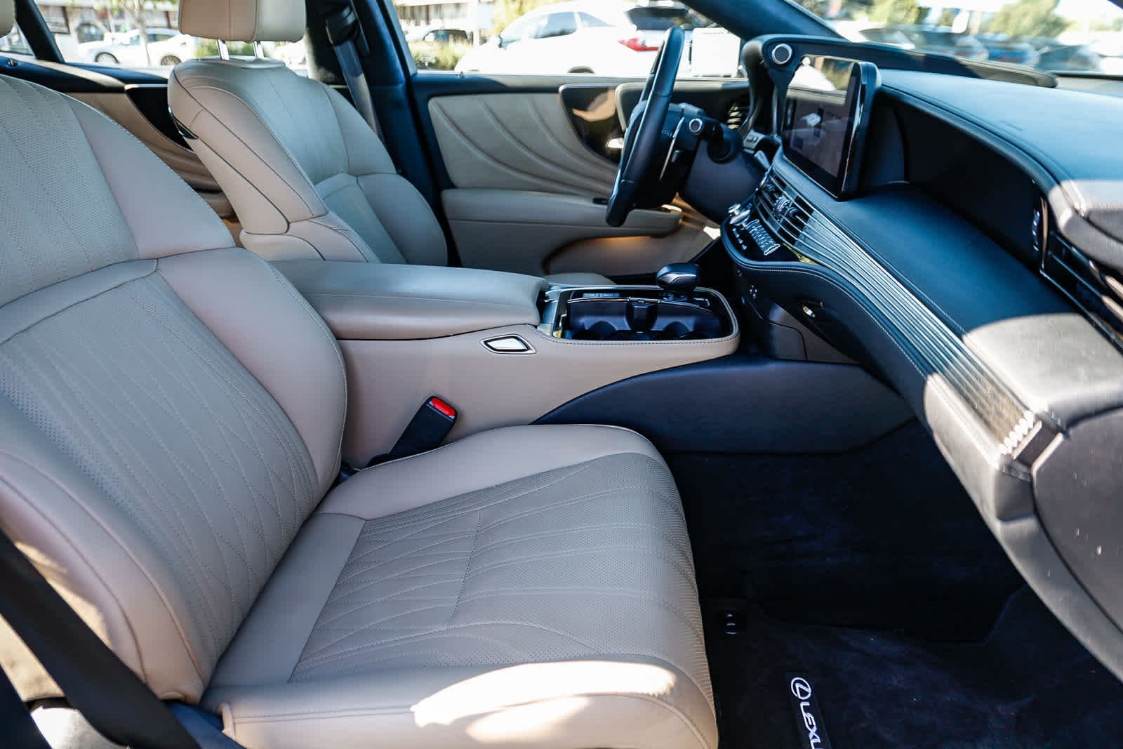 Thumbnail: 2023 Lexus LS - 18
