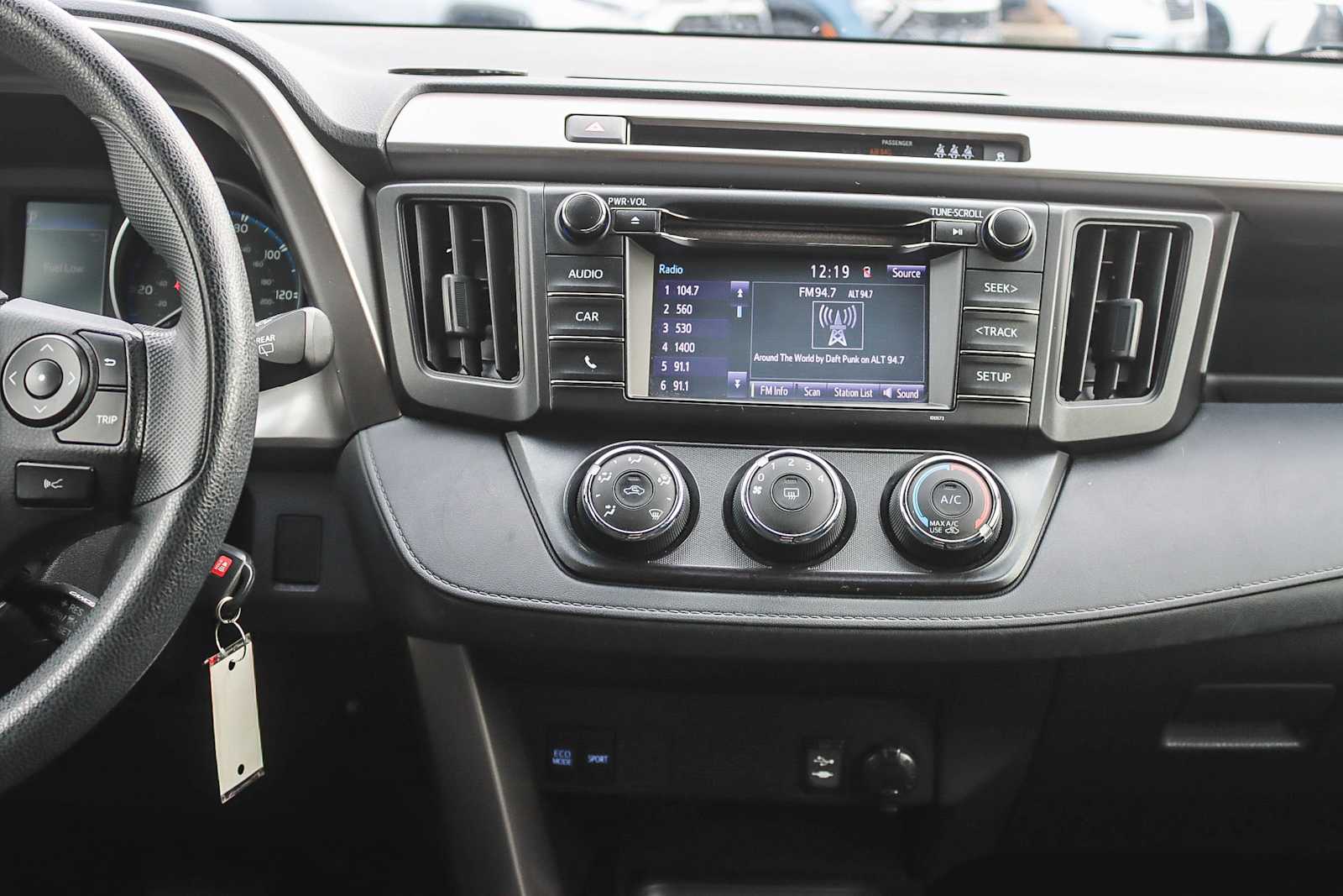 Thumbnail: 2018 Toyota RAV4 - 12