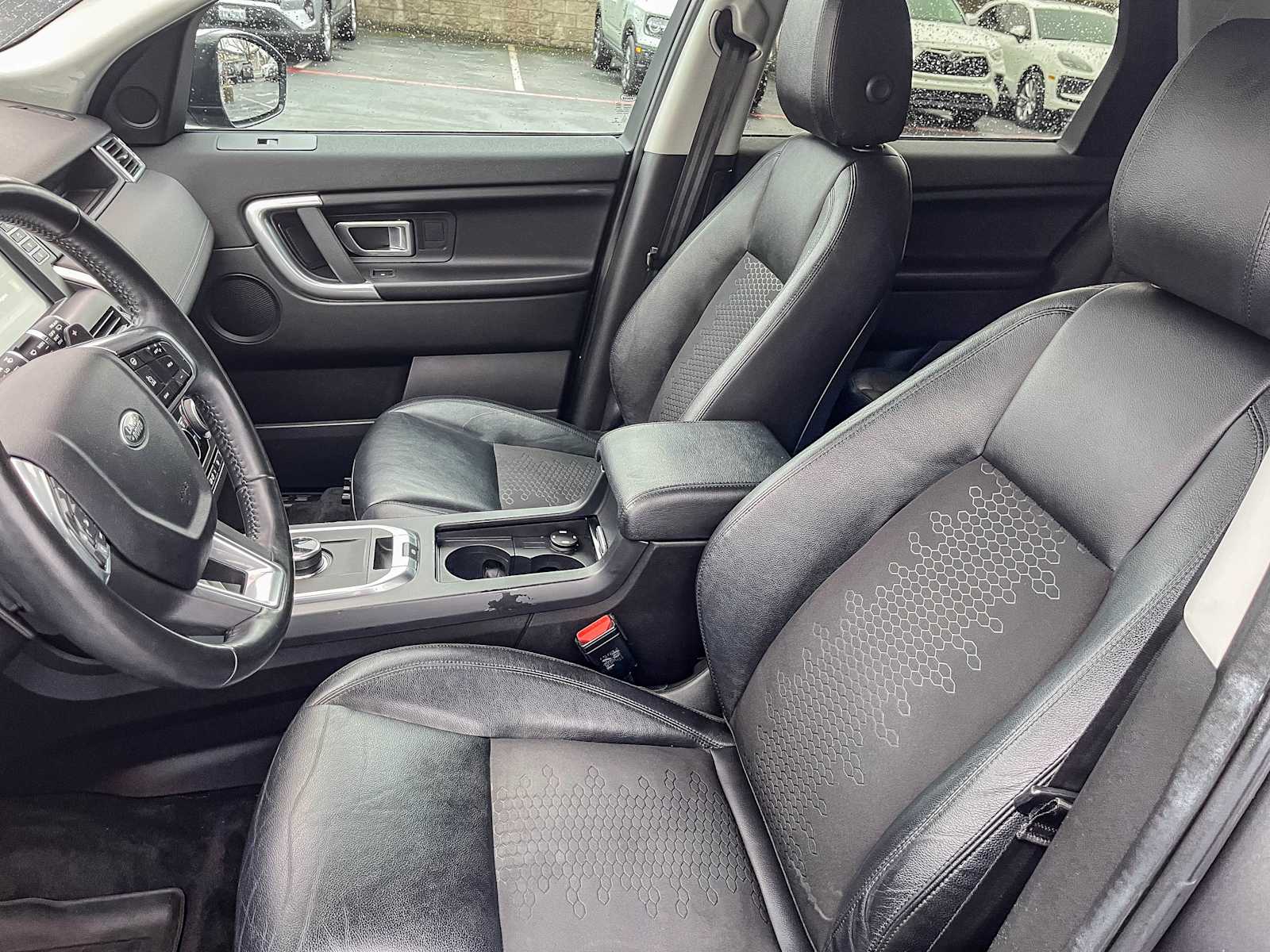 Thumbnail: 2017 Land Rover Discovery Sport - 16