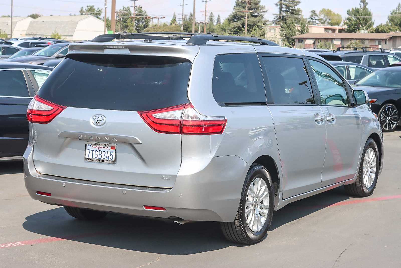Thumbnail: 2016 Toyota Sienna - 4