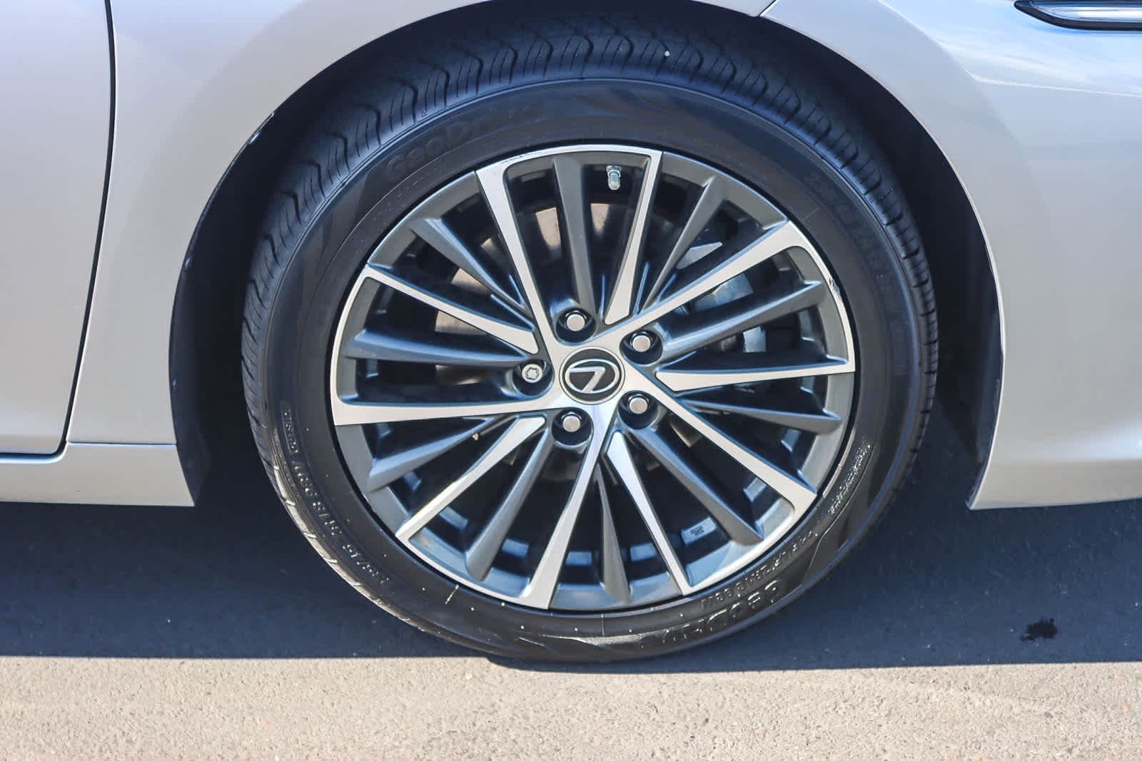 Thumbnail: 2022 Lexus ES - 9