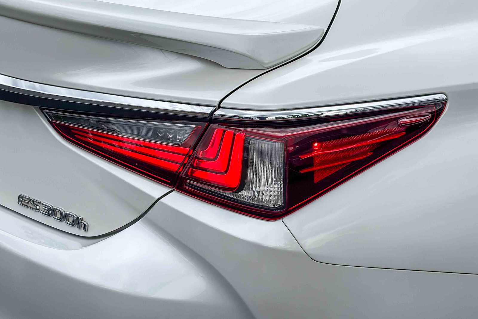 2021 LEXUS ES 300h photo 3