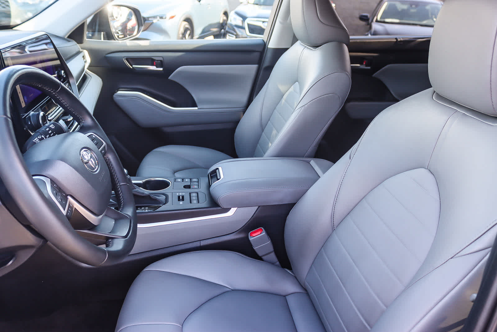Thumbnail: 2023 Toyota Highlander - 17