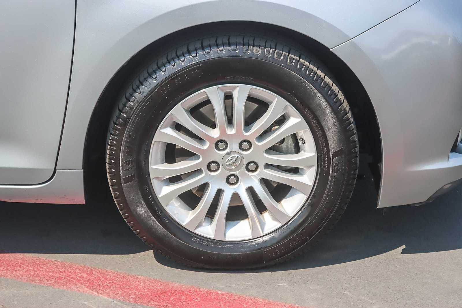 Thumbnail: 2016 Toyota Sienna - 9