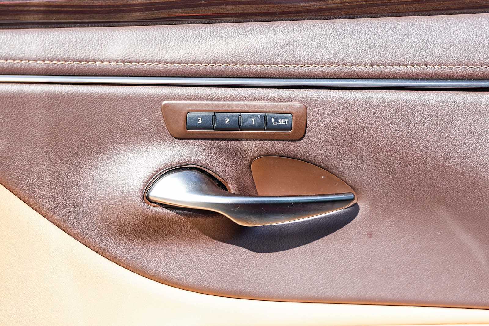 Thumbnail: 2019 Lexus ES - 30
