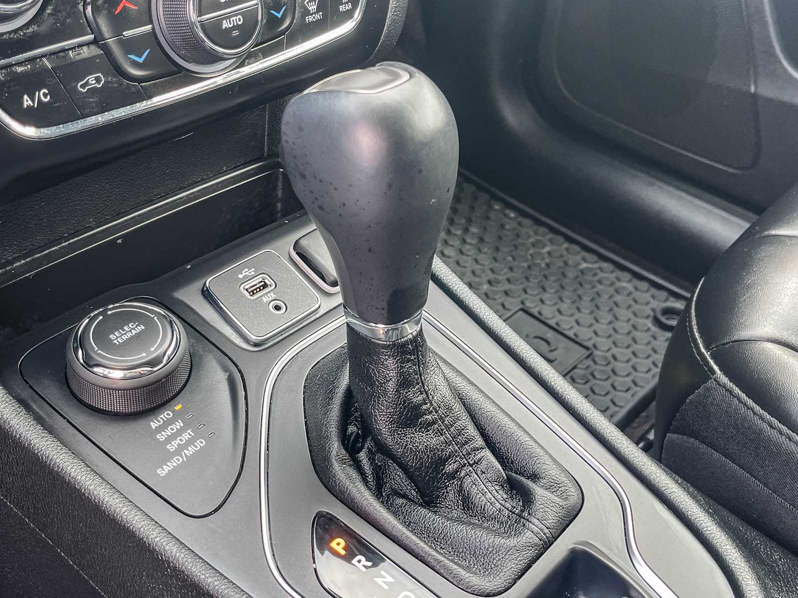 Thumbnail: 2019 Jeep Cherokee - 18