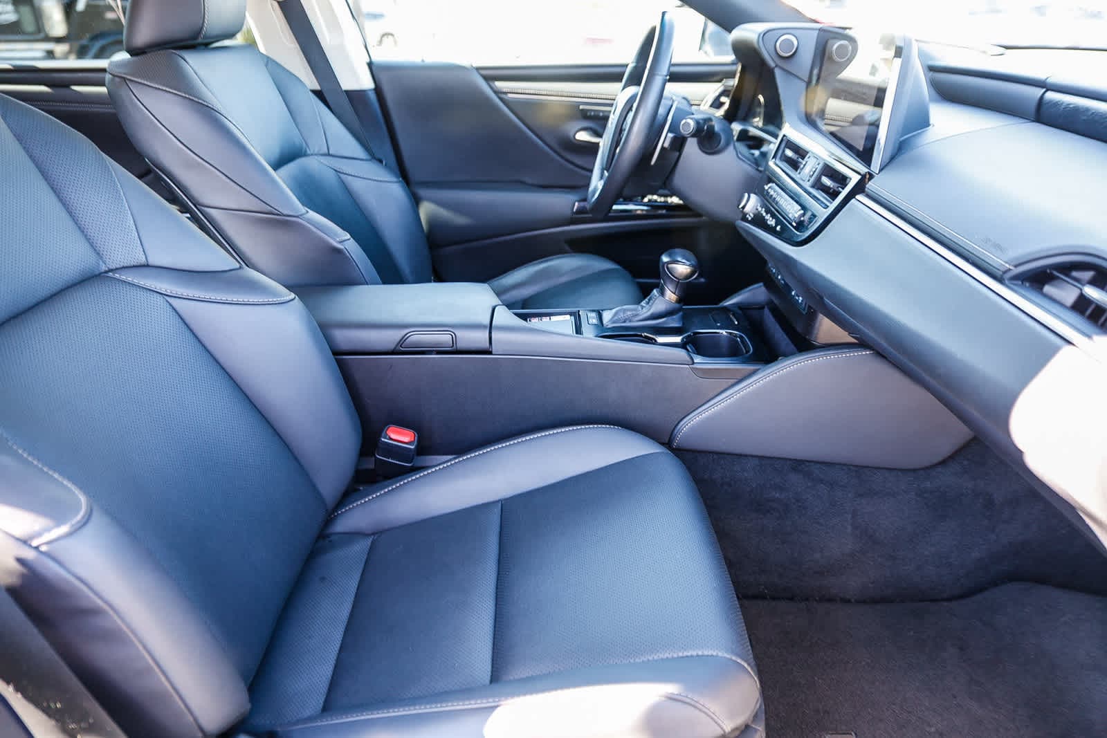 Thumbnail: 2023 Lexus ES - 17