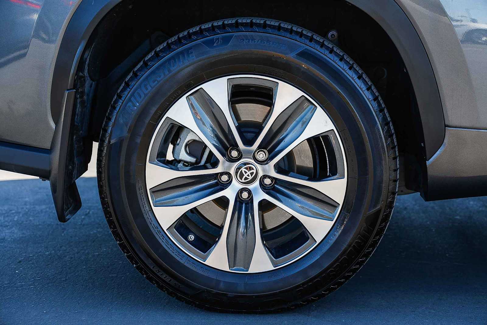 Thumbnail: 2023 Toyota Highlander - 16