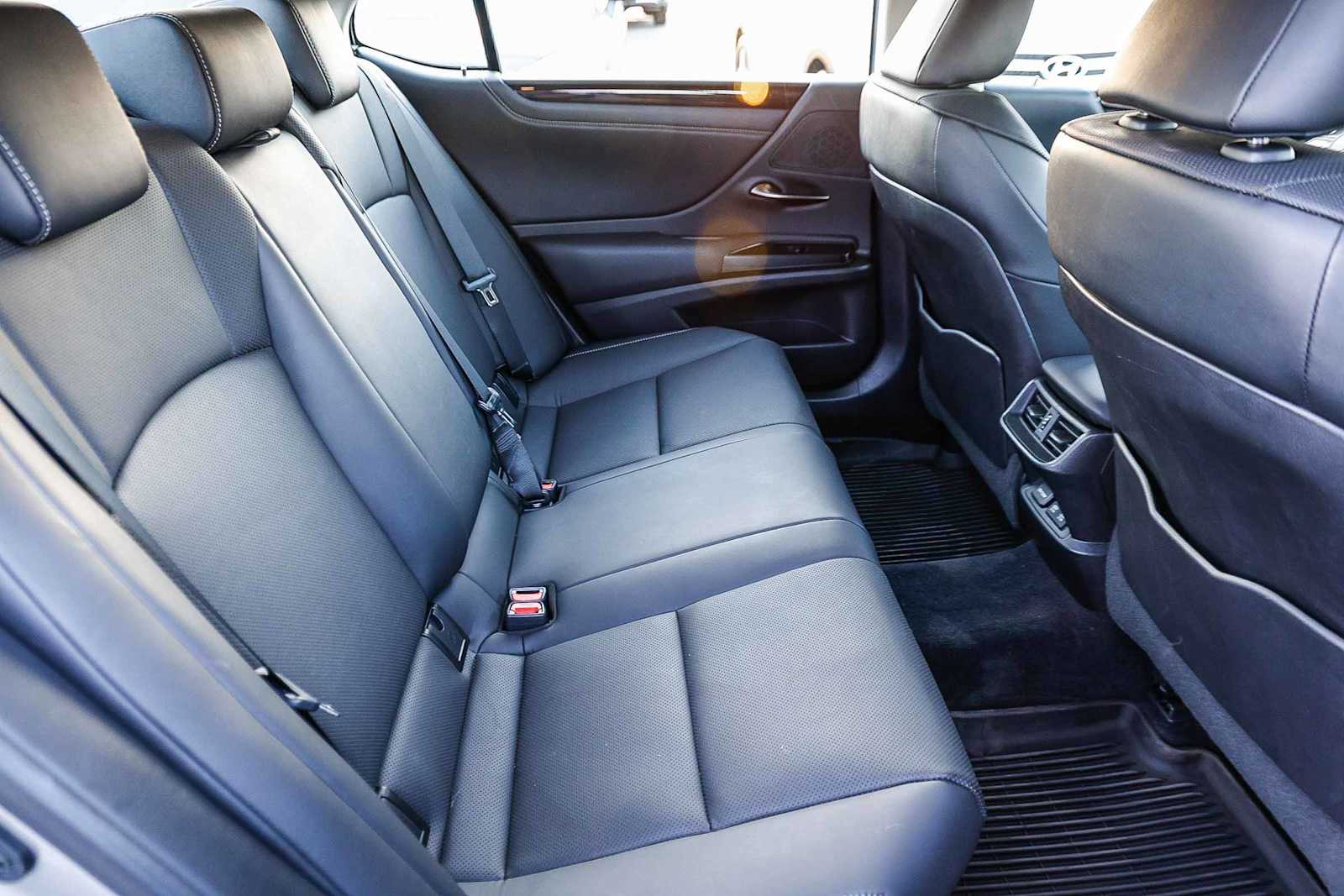 Thumbnail: 2021 Lexus ES - 19