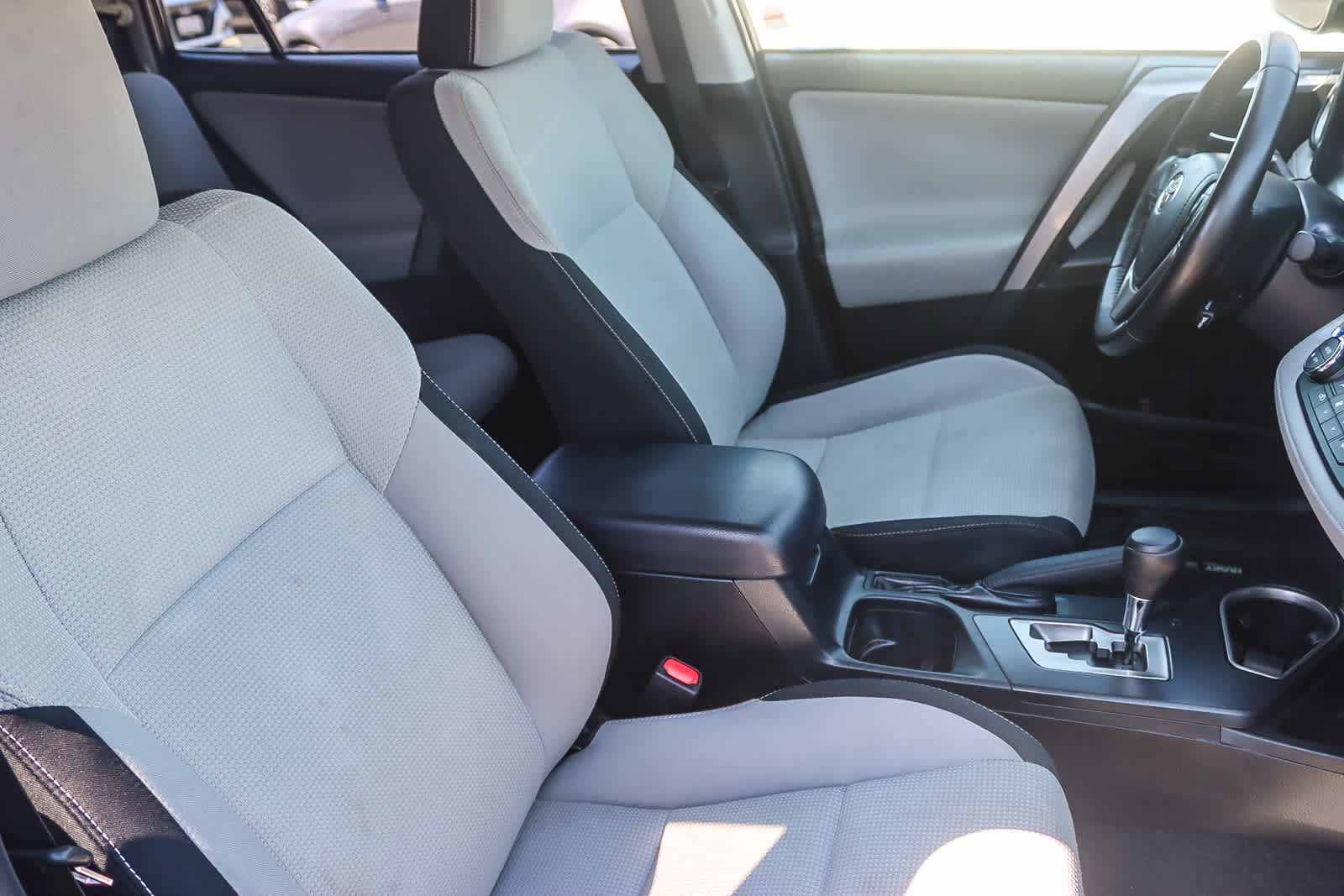Thumbnail: 2017 Toyota RAV4 - 16