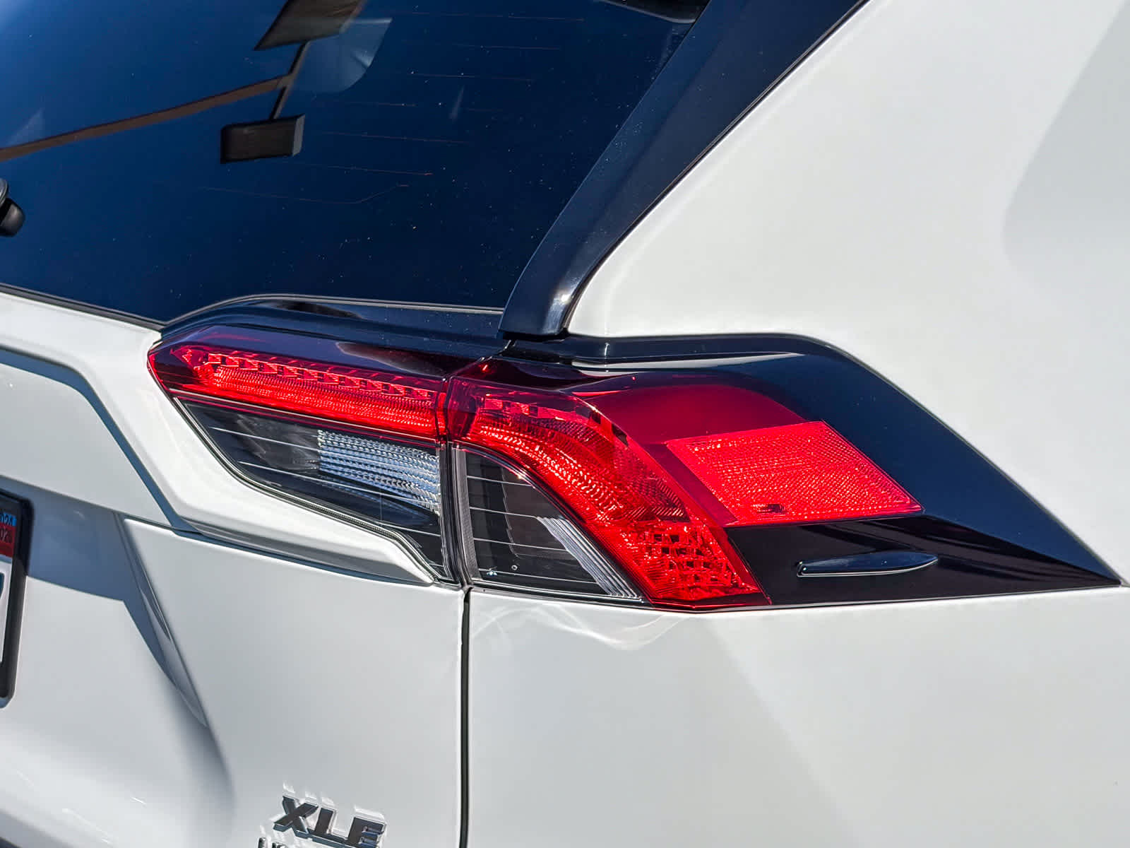 2020 Toyota RAV4 Hybrid XLE photo 3
