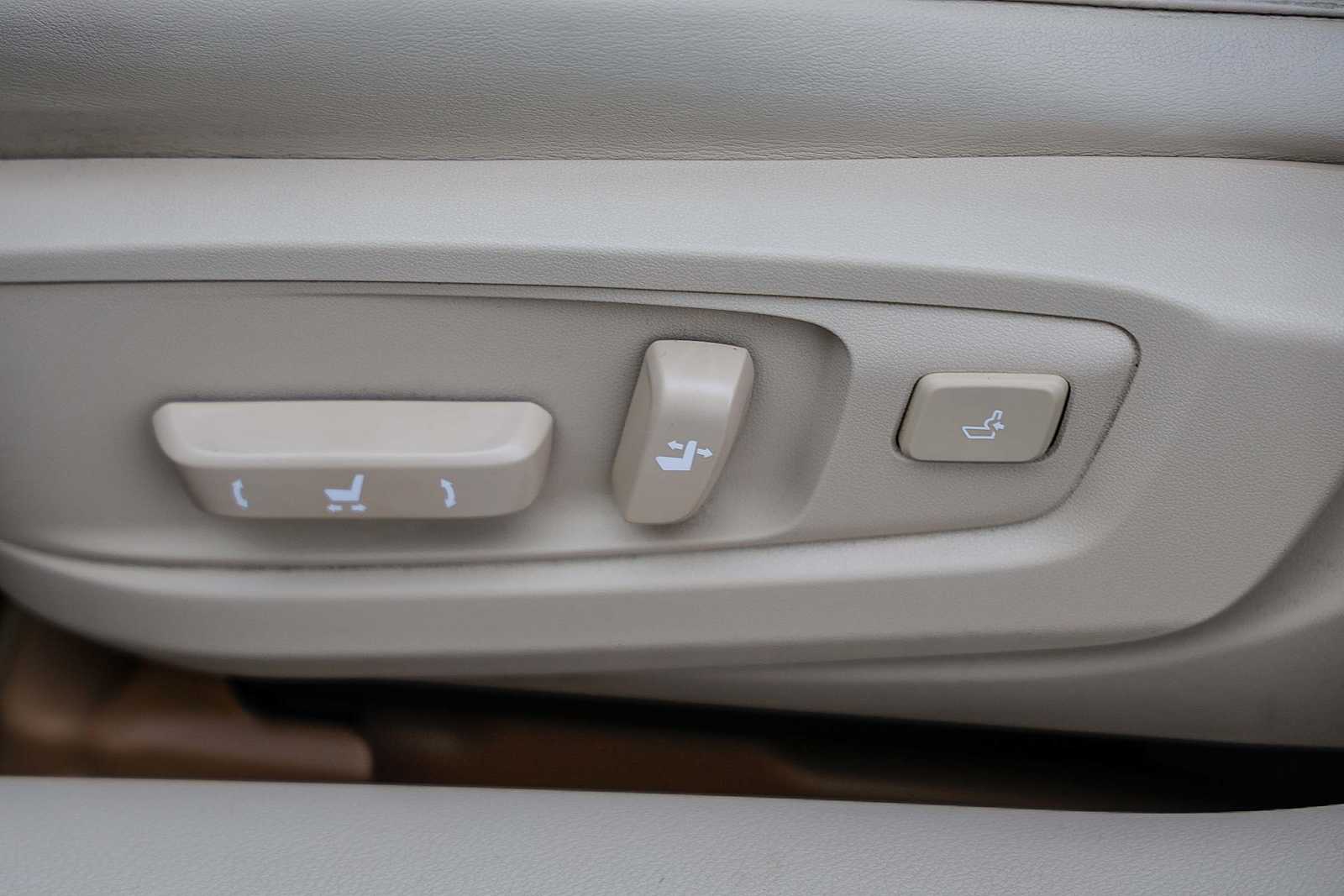 Thumbnail: 2013 Lexus ES - 22